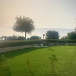 Governors Costas Apts Гавернос-Бич