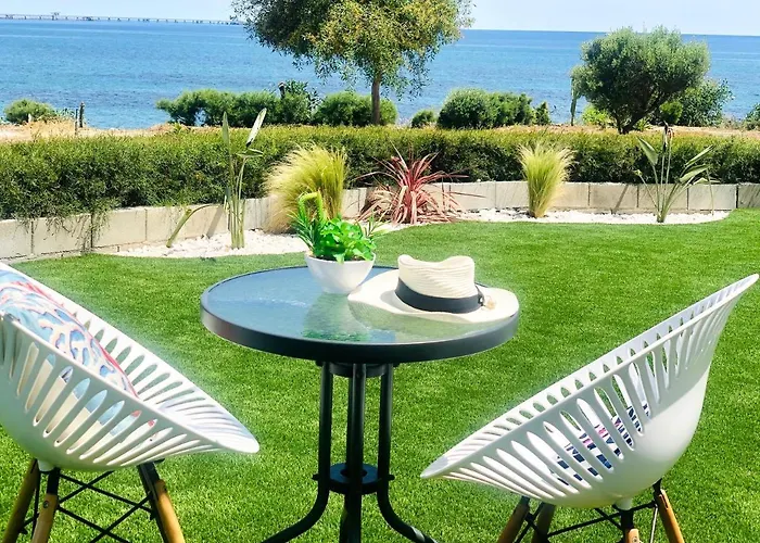 Governors Costas Apts アパート